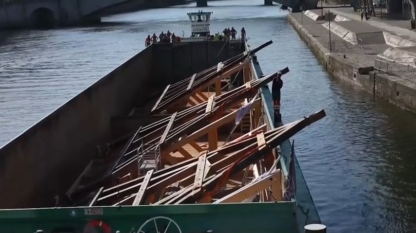 Video: Nový krov pro Notre-Dame připlul po Seině
